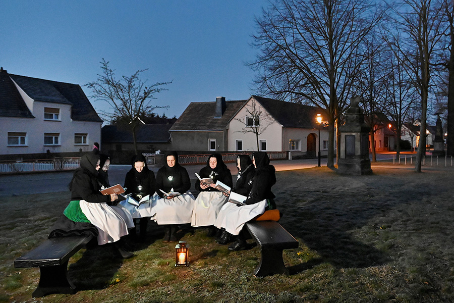 Женщины в национальных сорбских одеждах перед выступлением в немецкой церкви в коммуне Шлайфе (сорбы, или лужицкие сербы&nbsp;&mdash; национальное меньшинство в Германии)
&nbsp;