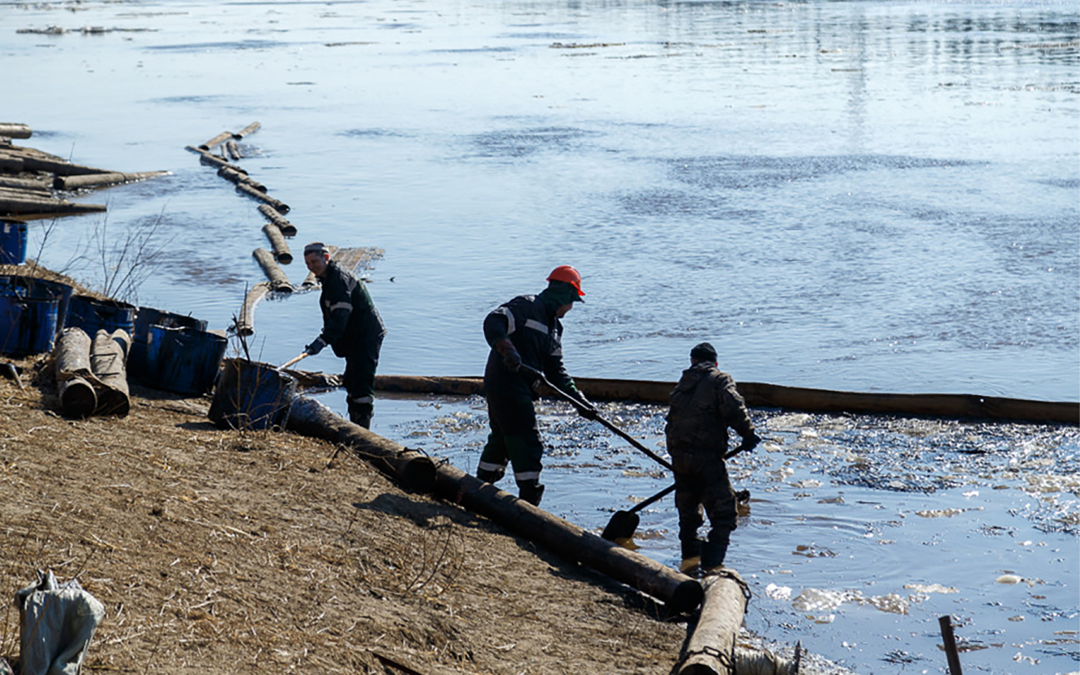ЛУКОЙЛ заявил об отсутствии угрозы для Арктики из-за разлива нефти в Коми