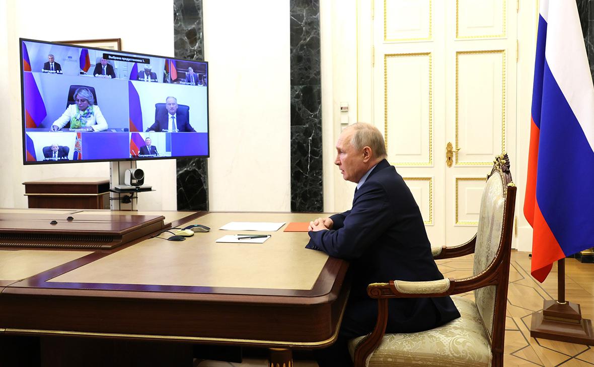 Владимир Путин&nbsp;во время совещания с постоянными членами Совета безопасности&nbsp;в режиме видеоконференции