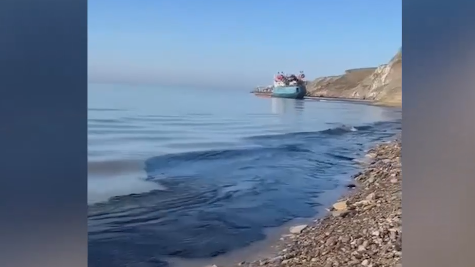 На побережье Черного моря зафиксировали новый выброс мазута