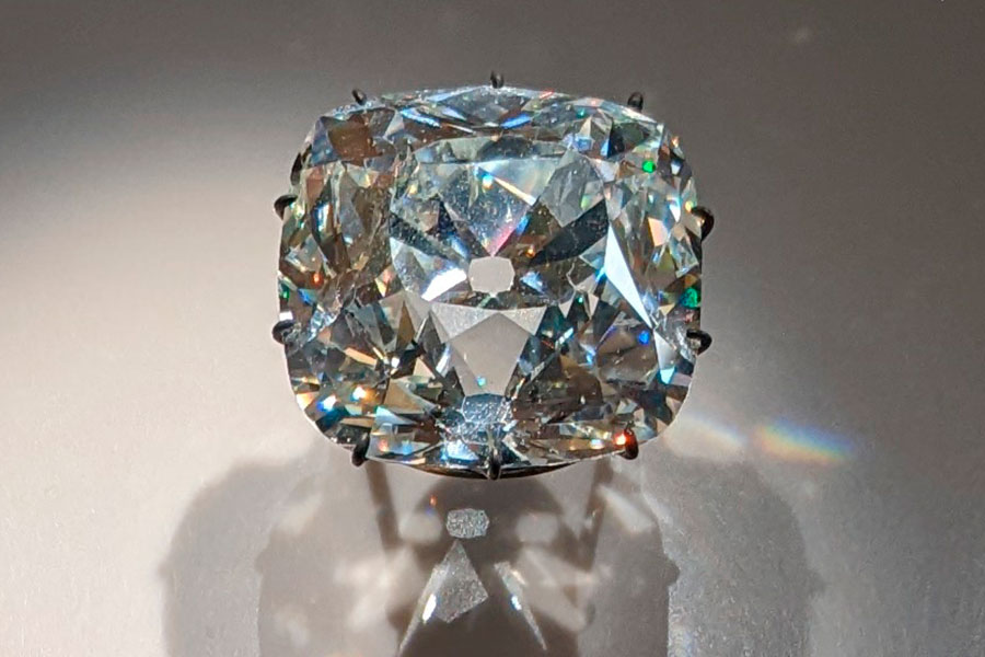 Бриллиант «Регент» весом более 140 карат, который остался нетронутым грабителями