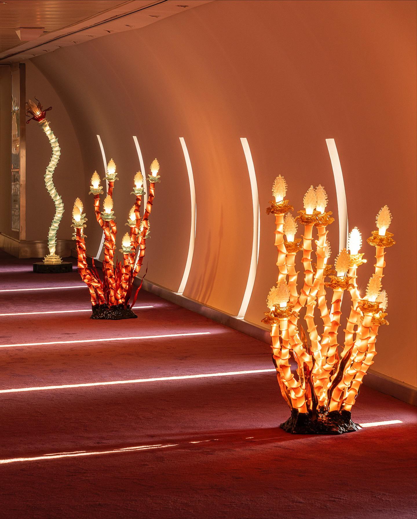 Инсталляция из биоморфных светильников из муранского стекла, галерея Nilufar (Милан), NOMAD Abu Dhabi