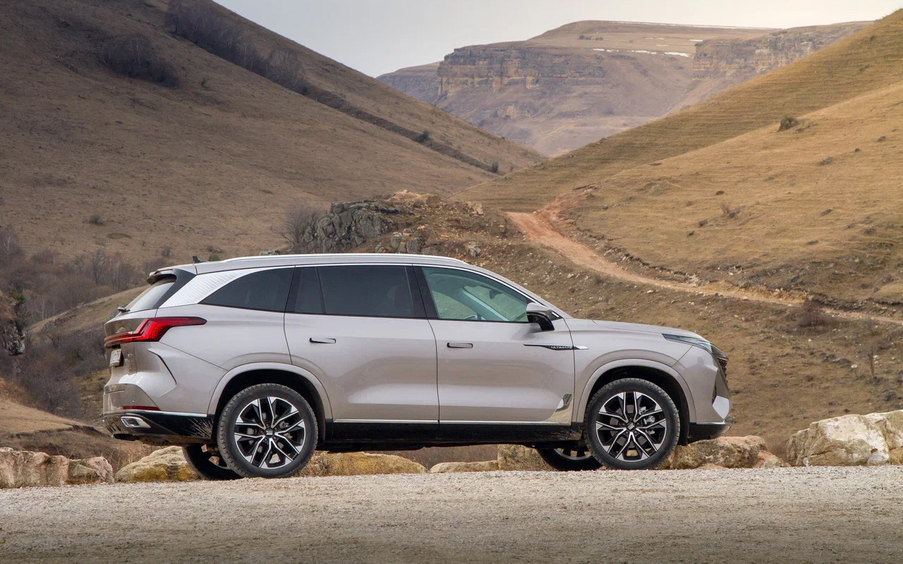 Образ в целом удался. Избавить бы его от мишуры. Вычурные хромированные накладки за передними арками у нас быстро потеряют вид