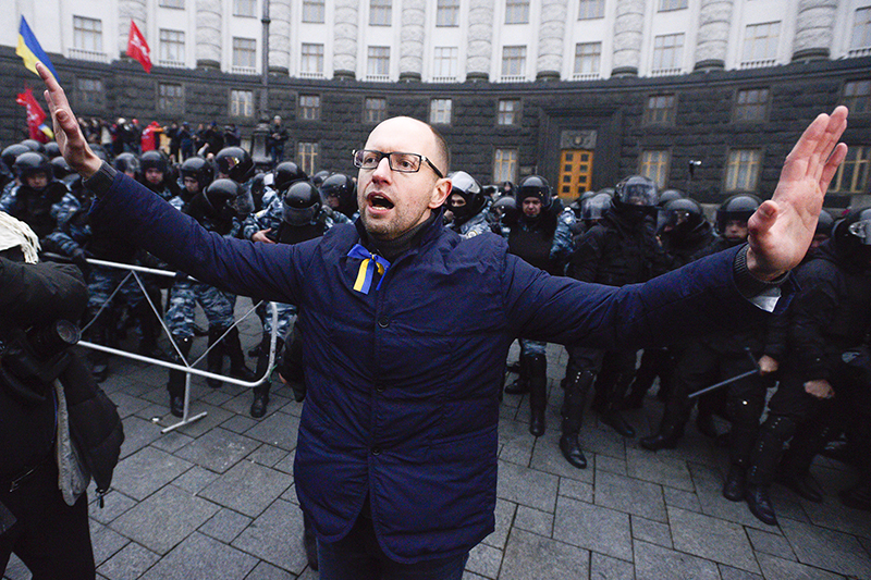 Во время Евромайдана, начавшегося в ноябре 2013 года, Яценюк был одним из лидеров оппозиции и протестов. На фото: он пытается предотвратить столкновения между полицией и активистами оппозиции в ноябре 2013 года.