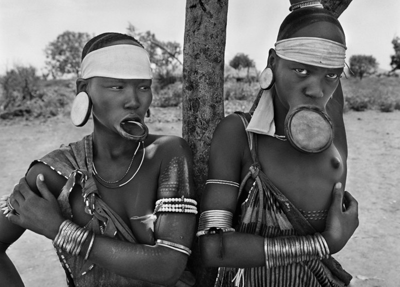 Женщины Мурси и Сурма единственные в мире носят губные тарелки. Национальный парк Маго, регион Джинка. Эфиопия, 2007 г.