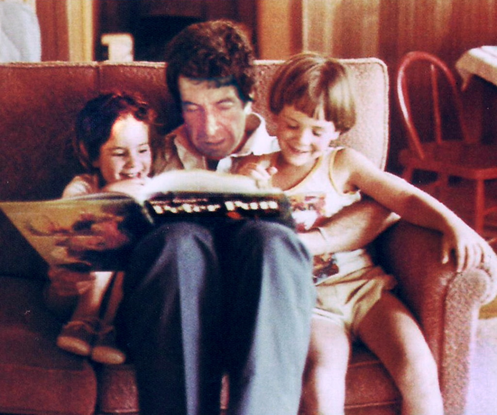 Леонард Коэн с дочерью Лоркой и сыном Адамом
