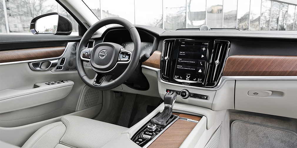 Кремовые сиденья Volvo S90 можно совместить не только с черным интерьером, но и с кремовым
