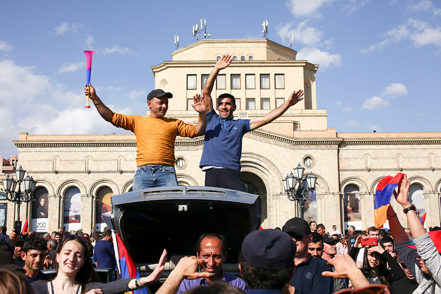 20 апреля в Ереване начались задержания демонстрантов, правоохранительные органы задержали сразу более 200 человек. Вечером следующего дня Пашинян провел встречу с президентом Армении Арменом Саркисяном, которая продлилась около десяти минут.