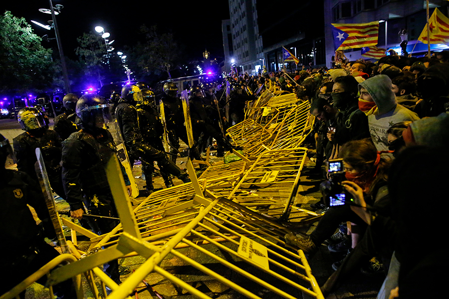 Столкновения протестующих с полицией также произошли перед зданием представительства испанской полиции на улице Лайетана, а также в Жироне