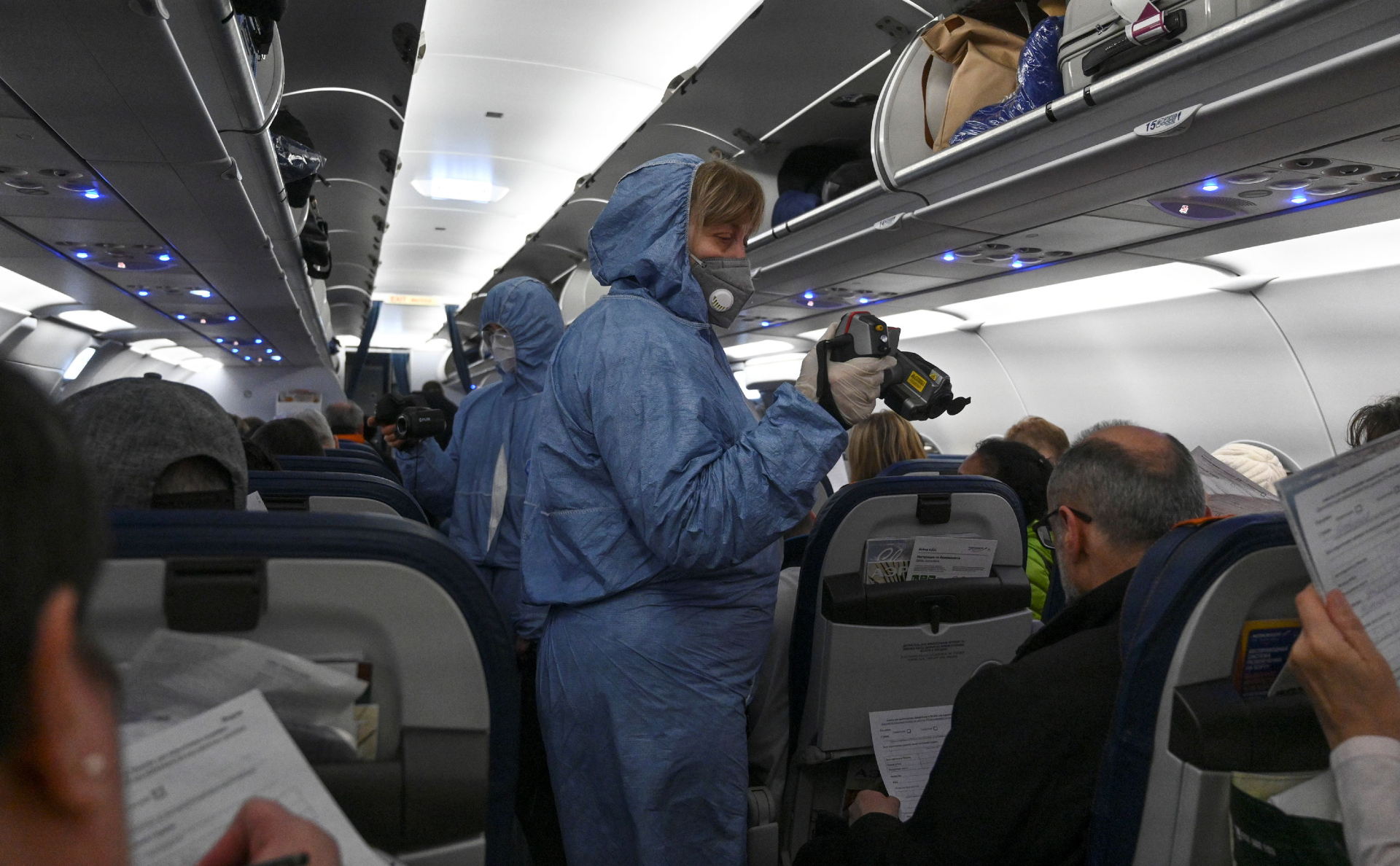 Медики измеряют температуру тела у пассажиров, прилетевших в международный аэропорт &laquo;Шереметьево&raquo;