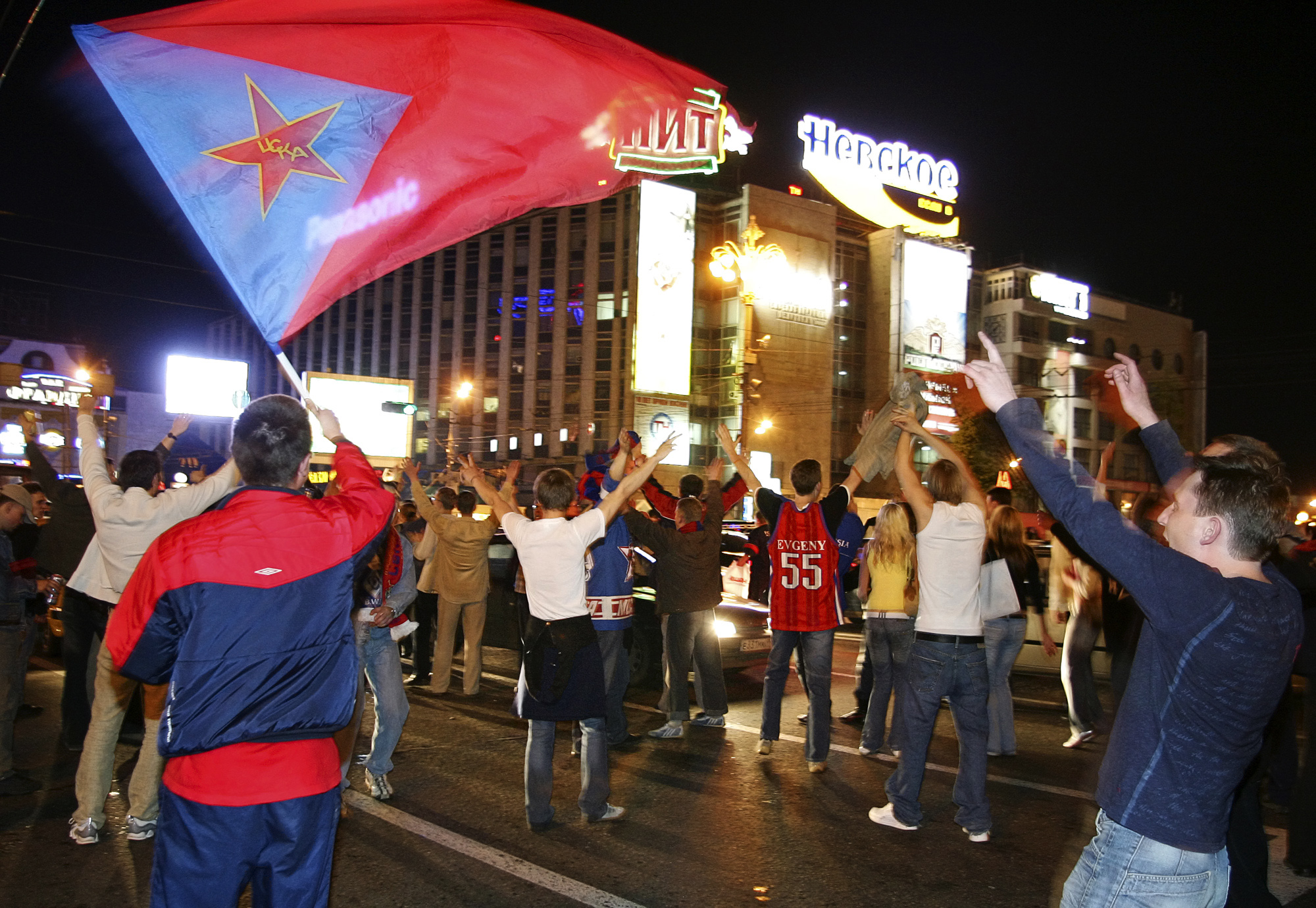 Болельщики ЦСКА на улицах Москвы после окончания финального матча Кубка УЕФА