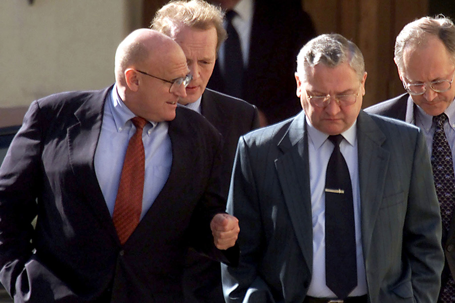 Ричард Армитидж (слева) прогуливается с&nbsp; Вячеславом Трубниковым после встречи в Москве, 19 сентября 2001 года