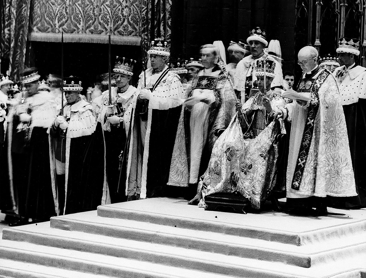 Гости коронации начали прибывать в Вестминстерское аббатство в 6 утра. Они вспоминали, что аббатство было ярко расцвечено: сине-золотые драпировки, ковры сочетались с малиновыми мантиями и мундирами.

Во время церемонии произошло несколько инцидентов. Так, архиепископу Кентерберийскому, который проводил коронацию, показалось, что ему подали корону святого Эдуарда другой стороной, а один из епископов наступил на шлейф короля. Кроме того, священнослужитель, державший текст присяги, случайно закрыл большим пальцем слова в тот момент, когда их должен был прочитать Георг VI.

Несмотря на заикание, Георг VI произнес коронационную присягу без запинок. &laquo;Вы знаете, как я переживал за то, чтобы все правильно произнести в аббатстве, неудачная репетиция сильно добавила мне беспокойства, но сегодня вечером мой разум наконец успокоился. Ни секунды колебания или ошибки!&raquo;&nbsp;&mdash; писал после коронации Георг VI своему логопеду Лайонелу Логу