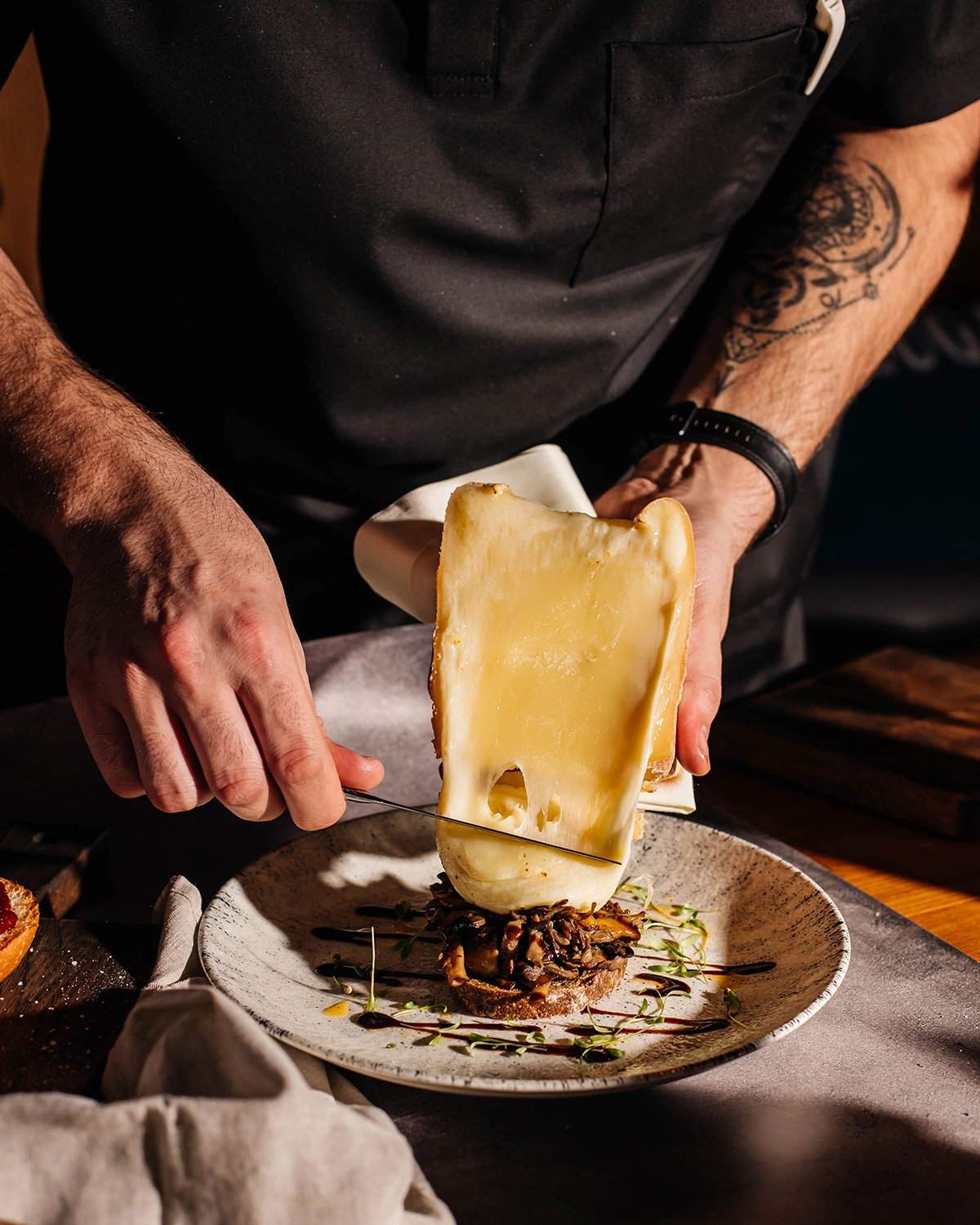 Raclette происходит от французского глагола raclez — «скрести», «соскребать»