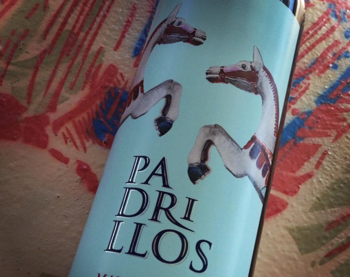 Это вино производится из винограда сорта «мальбек», собранного с двух разных участков на винодельне Finca de los Padrillos (Аргентина)