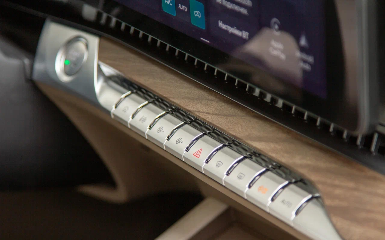 Плюс: разместились все нужные климатические кнопки. Минус: &laquo;аварийка&raquo; среди них теряется