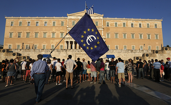 Митинг в поддержку еврозоны перед зданием парламента в Афинах