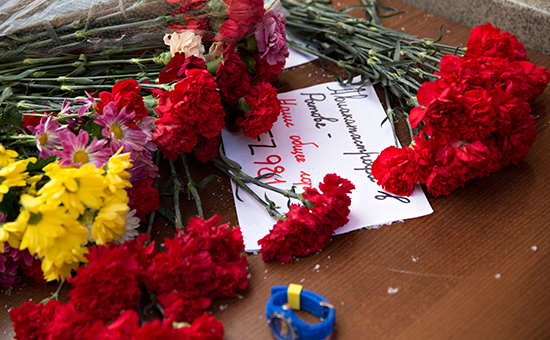 Москвичи приносят цветы к представительству Ростовской области в связи с крушением самолета авиакомпании flydubai


