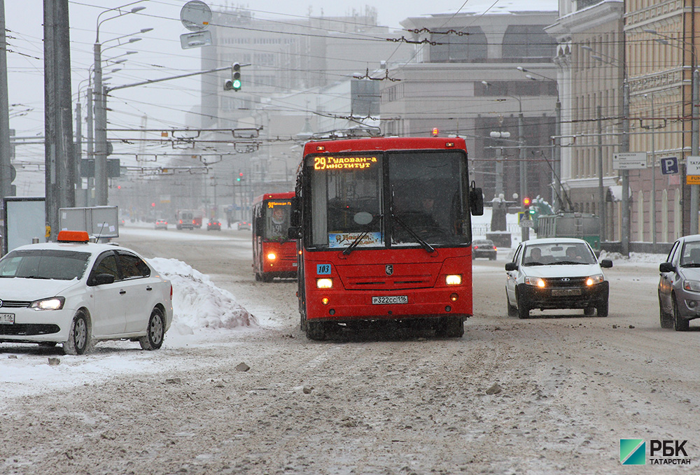 Казанцы выбирают общественный транспорт на фоне дорожающих цен на бензин