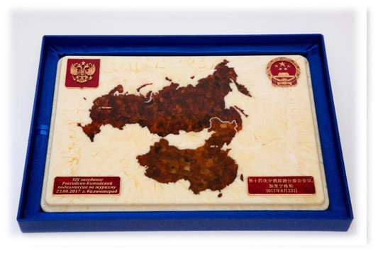 Фото: Панно сувенирное с надписью «ХIV заседание Российско-Китайской подкомиссии по туризму». Начальная цена 3 тысячи 400 рублей
