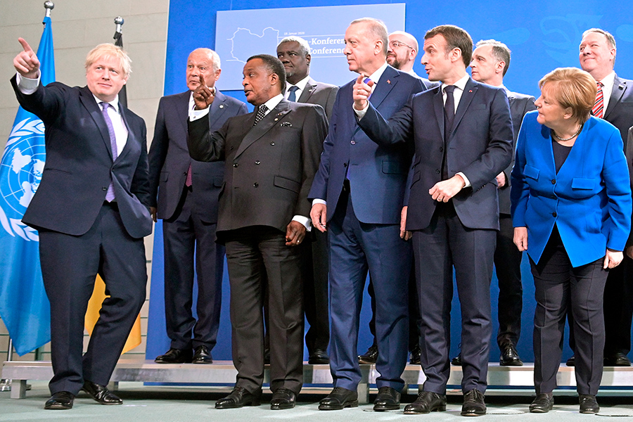 Фотосессия лидеров государств перед началом конференции. Премьер-министр Великобритании Борис Джонсон (крайний слева), президент Конго Дени Сассу-Нгессо (второй слева в первом ряду), президент Турции Реджеп Тайип&nbsp;Эрдоган (по центру), президент Франции Эмманюэль Макрон (второй справа), канцлер Германии Ангела Меркель (крайняя справа)