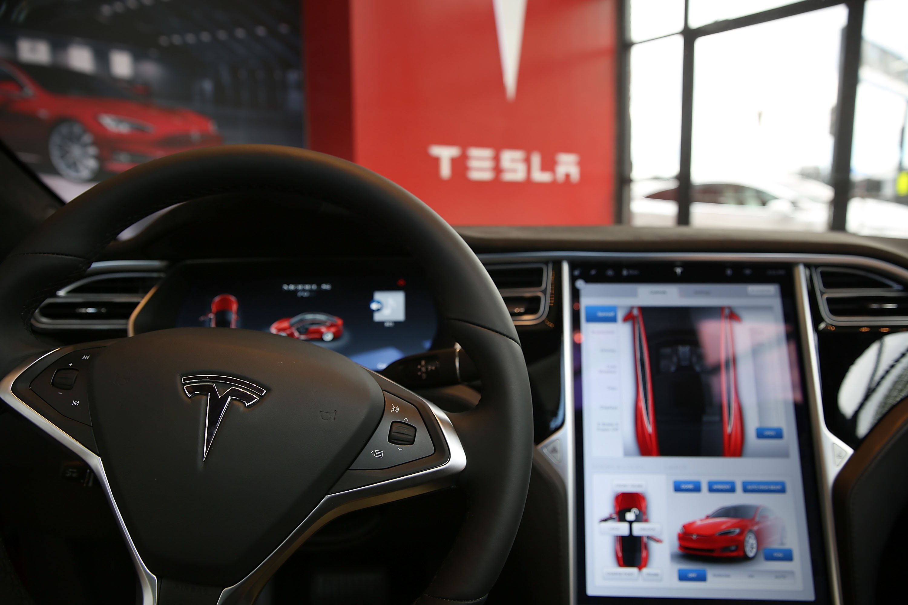 <p>Вид автомобиля Tesla изнутри в выставочном зале и сервисном центре Tesla в Ред-Хуке. 5 июля 2016 года, Нью-Йорк</p>