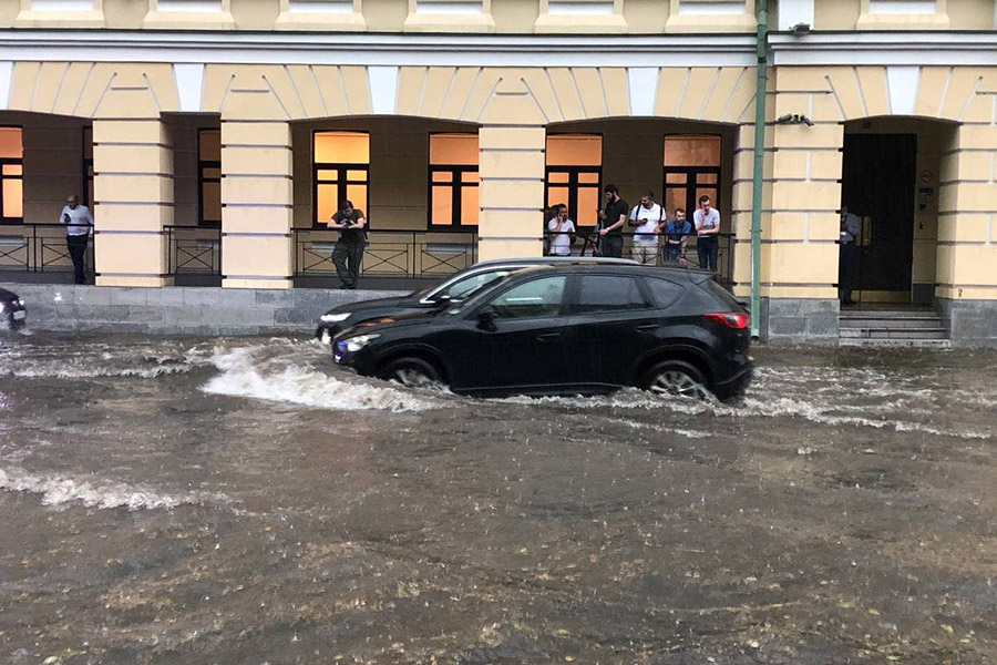 Из-за затопленных дорог и упавших деревьев в городе были перебои&nbsp;автобусного&nbsp;и трамвайного движения. Дептранс предупредил, что с задержками трамваи ходят у метро &laquo;Шоссе Энтузиастов&raquo;, у Курского вокзала, в районе улицы Радио, у Комсомольской площади,&nbsp;трамвайного кольца в Черемушках&nbsp;и еще на некоторых участках