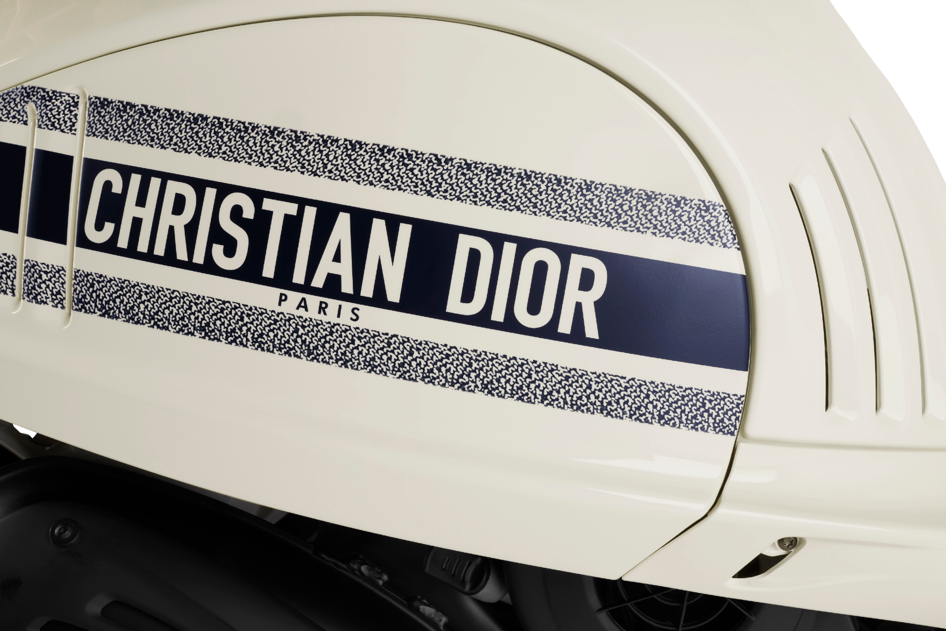 Мотороллер Vespa 946 Christian Dior