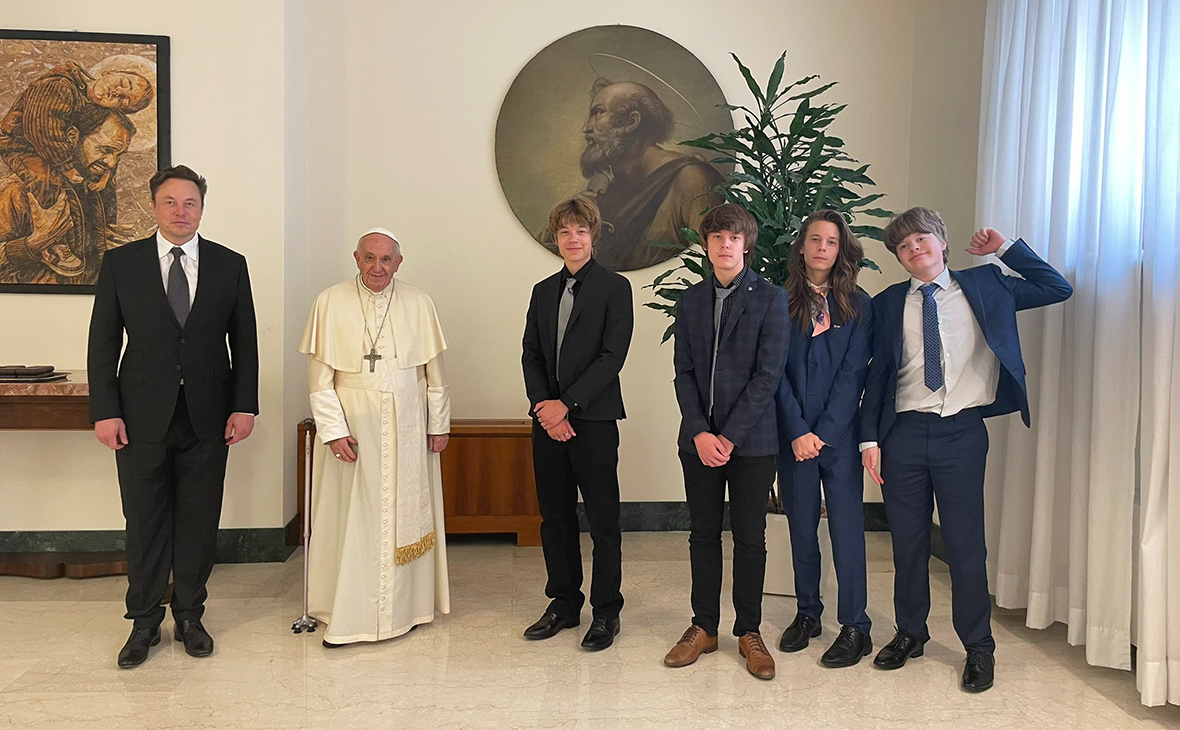 Илон Маск с сыновьями Гриффином, Каем, Дамианом и Саксом и Папа Франциск