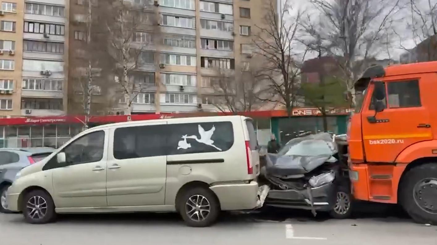 КАМАЗ» в Москве снес несколько припаркованных автомобилей. Видео — РБК