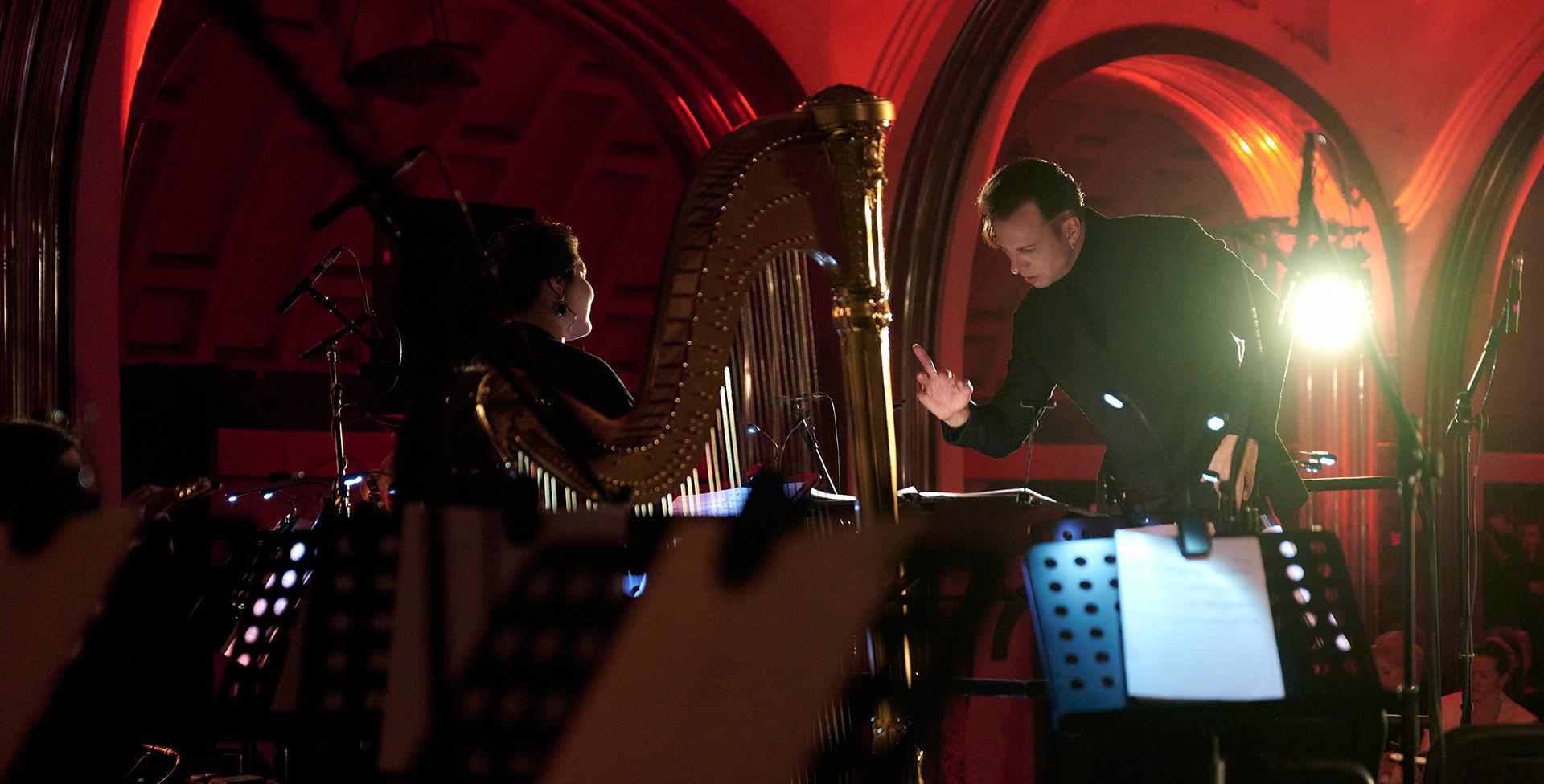 Не слушать, а слышать: как прошел ночной концерт musicAeterna в метро