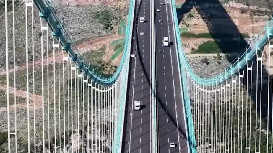 В Китае открыли самый высокий мост в мире. Видео