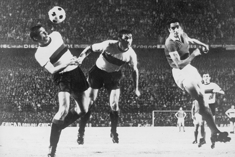 Нападающий «Бенфики» Торрес (справа) и два защитника «Интера» бьют головой во время финала Кубка европейских чемпионов на «Сан-Сиро», 27 мая 1965 года