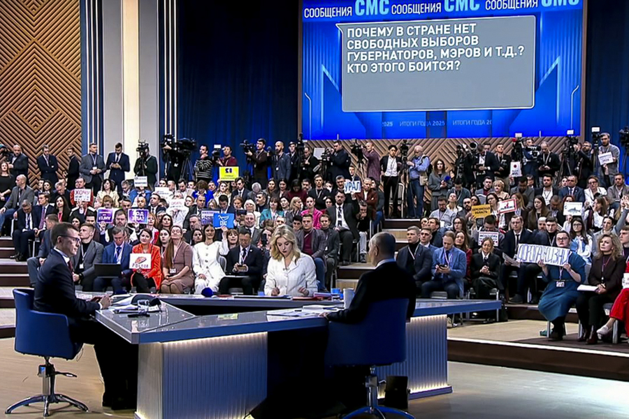 Фото: Трансляция прямой линии с президентом России Владимиром Путиным