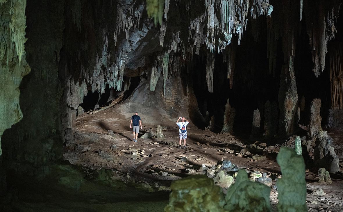 Туристы в пещере Хок на острове Сокотра, Йемен