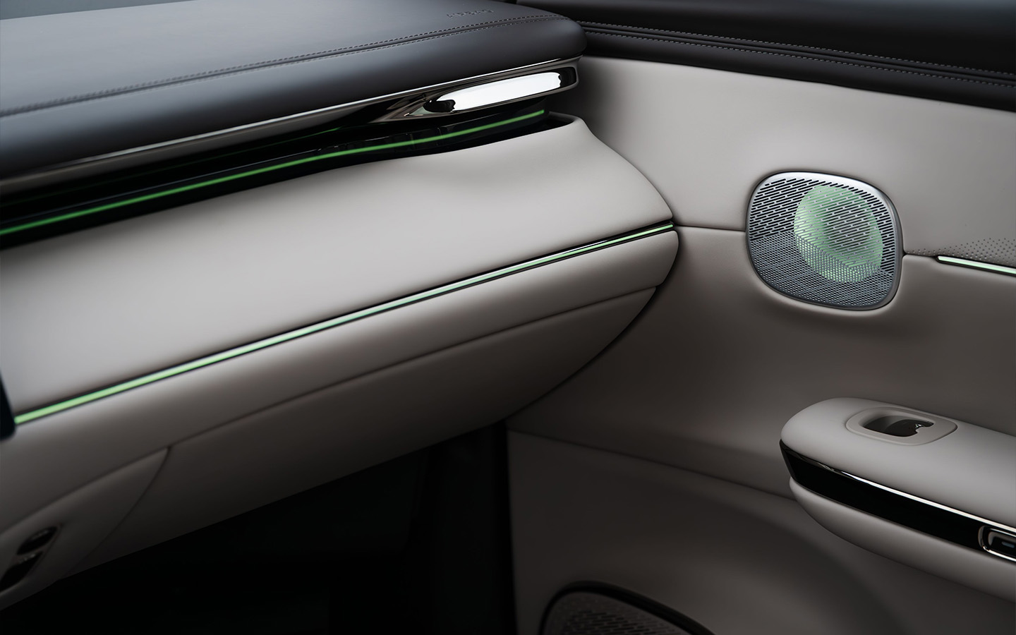 Бардачок у GAC S7 присутствует, но он &mdash; на минималках: хоть и обшит приятным ворсом, он скромный по объему и без посветки