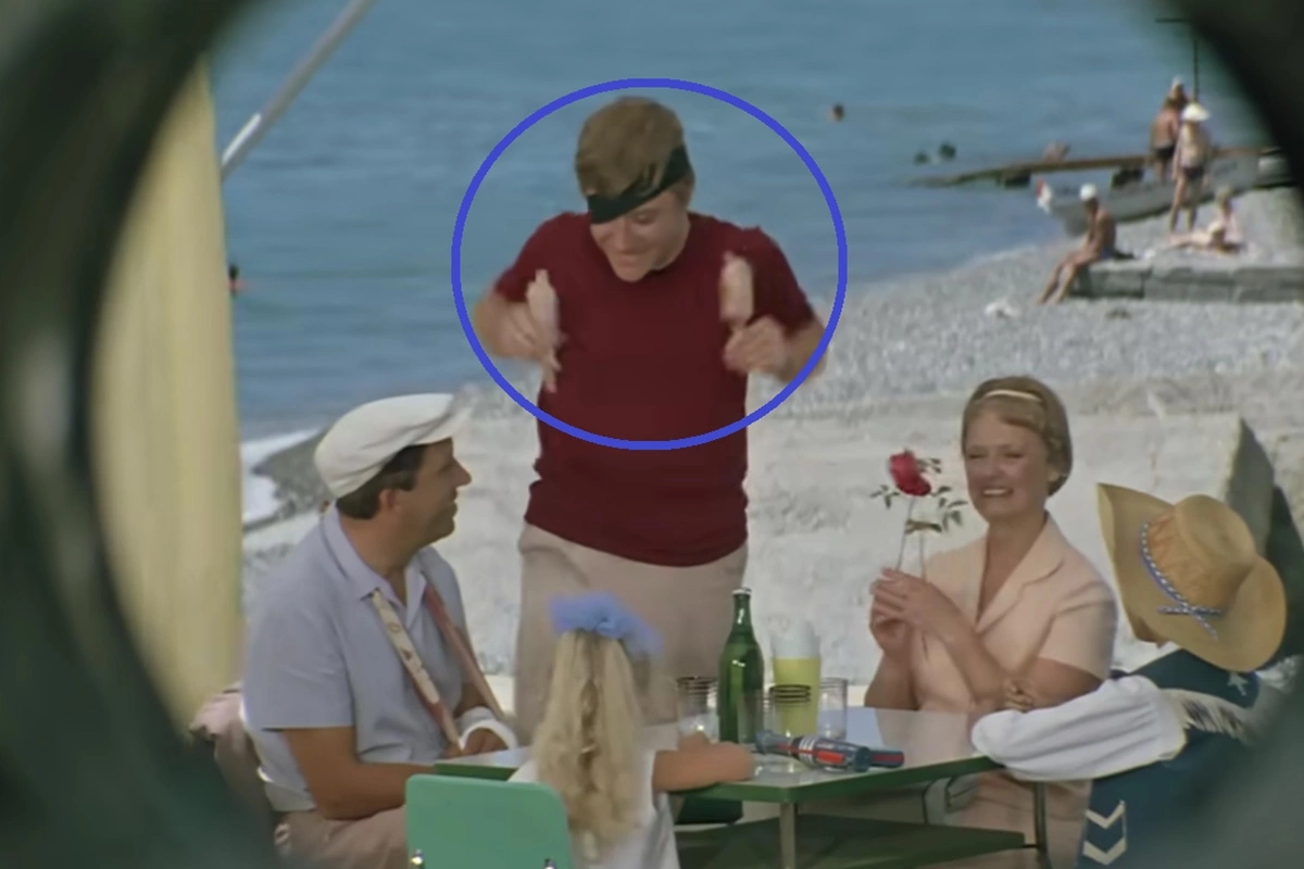 Геша вручает детям мороженое. Кадр из фильма «Бриллиантовая рука» (1968), режиссер Леонид Гайдай