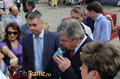 «Славица» угостила мэра Челнов скандальным мороженым «Обамкой»