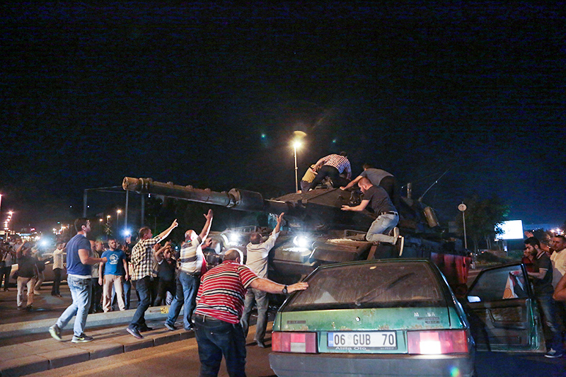 Протестующие пытаются остановить танки в Анкаре


