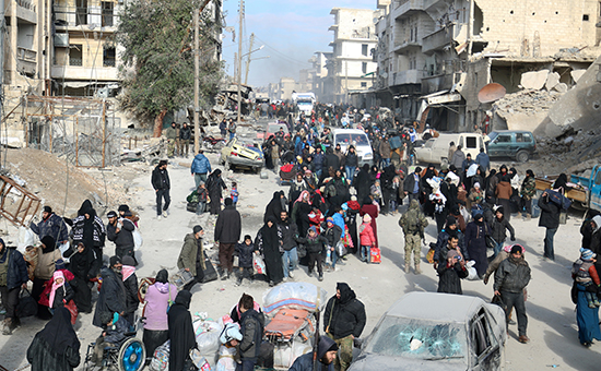 Восточный район Алеппо. Местные жители на&nbsp;месте сбора для&nbsp;эвакуации. 18 декабря 2016 года
