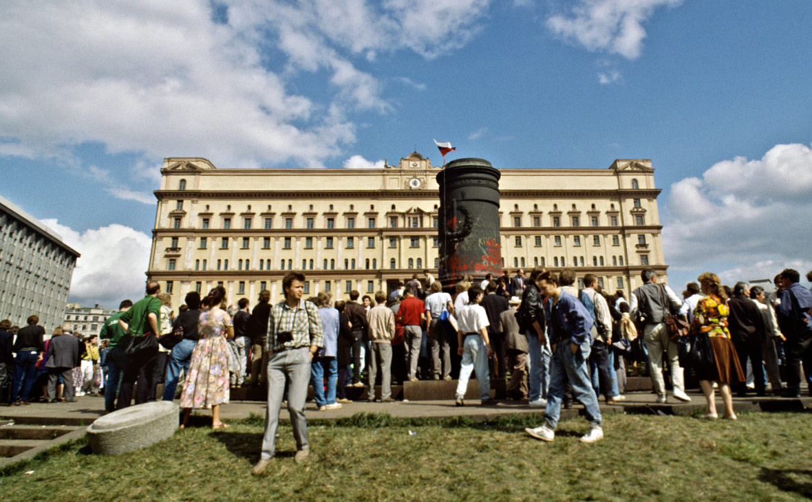 Демонтаж памятника ​Феликсу Дзержинскому у здания КГБ СССР на Лубянской площади. Август 1991 года


