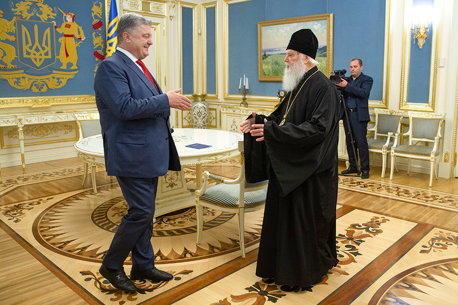Президент Украины Петр Порошенко и глава Украинской православной церкви Киевского патриархата Филарет
