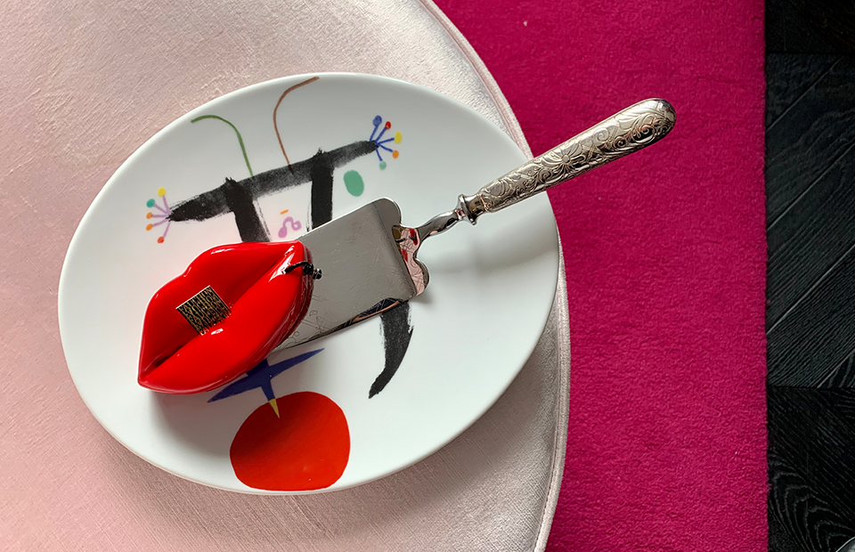 Десерт Bisou-Bisou, блюдо Joan Miro, Bernardaud,&nbsp;&copy;Successi&oacute; Mir&oacute; / ADAGP, Paris 2019, лопатка для торта Christofle