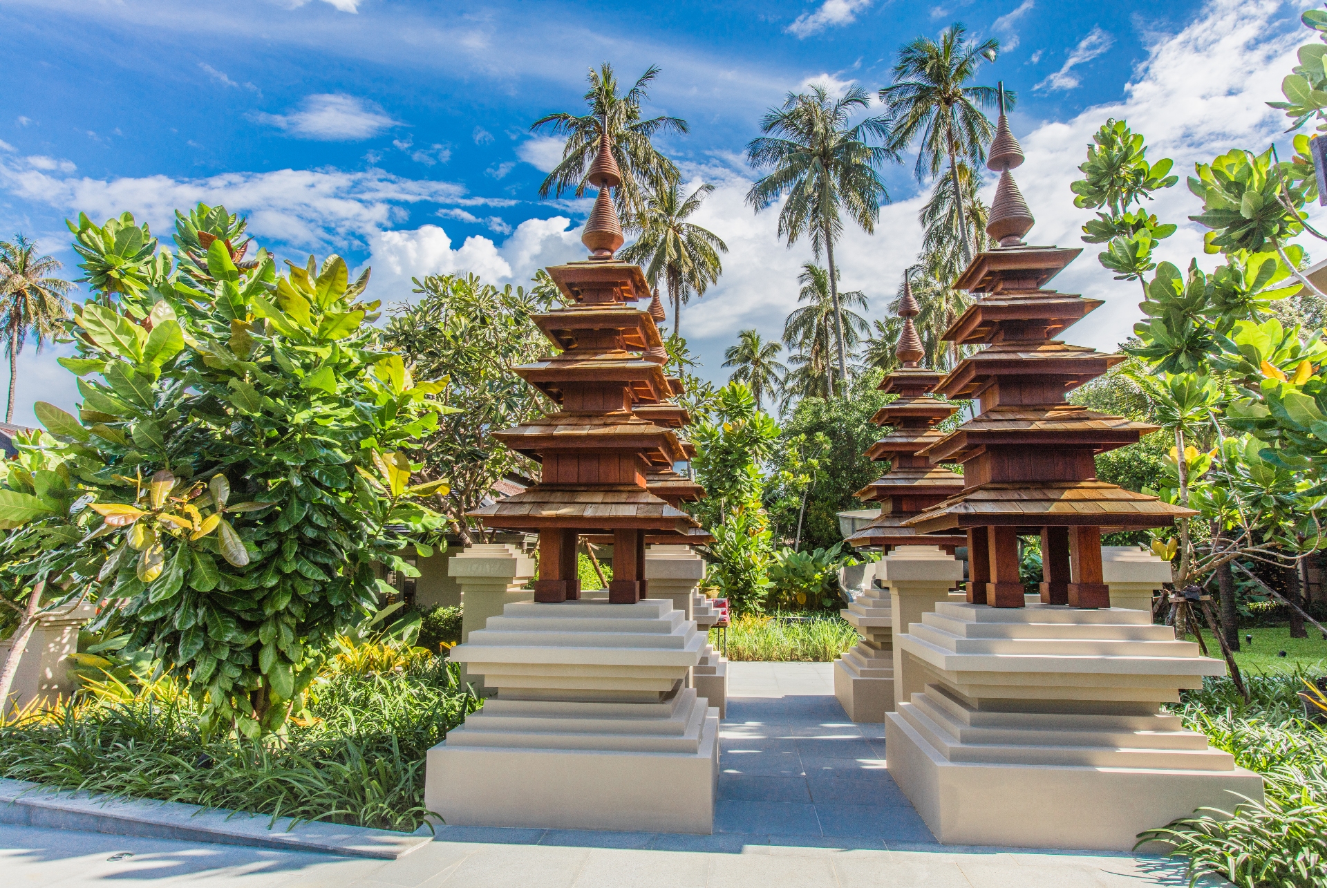 Образцы тайской архитектуры на территории курорта (ANI Private Resorts Thailand)