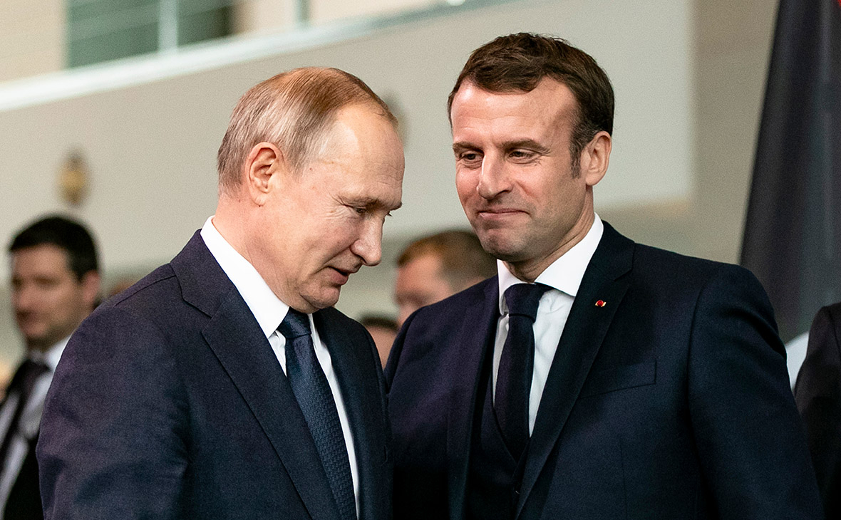 Эмманюэль Макрон (справа) и Владимир Путин во время встречи в 2020 году