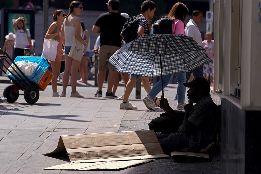 Температура в отдельных испанских регионах поднялась выше 43&deg;C. Как сообщает ABC NEWS, в Испании с 10 по 18 июля минимум 510 человек погибло от перегрева. С 7 по 17 июля в Португалии зафиксировано более 650 смертей, связанных с жарой.

По сообщениям France 24, во Франции неправительственные организации активизировали усилия по защите бездомных и других уязвимых групп населения