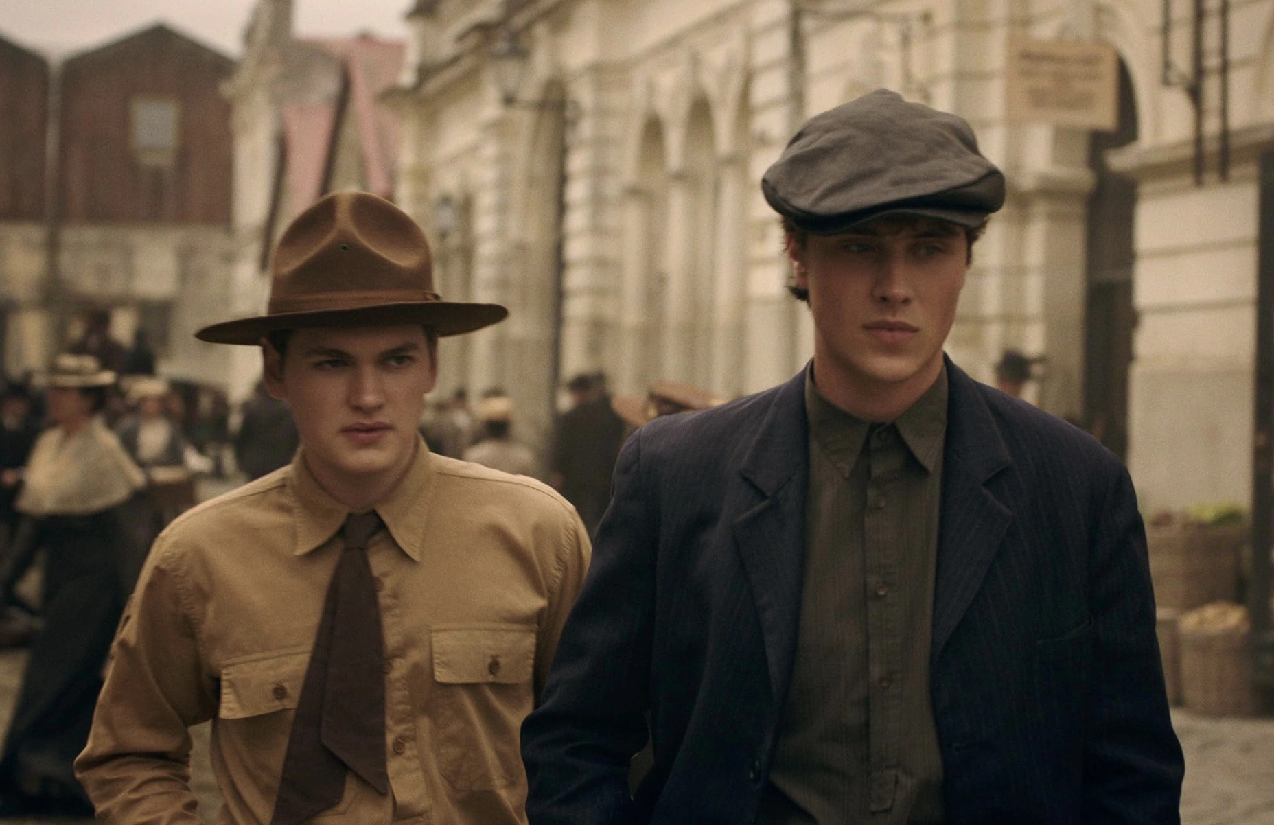 Арон и Калеб Траски (Джо Андерс и Джозеф Зада). Кадр из мини-сериала «К востоку от Эдема»