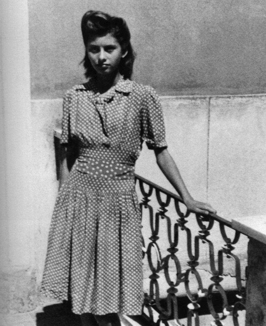 Софи Лорен&nbsp;в юности в городе&nbsp;Поццуоли, 1946 год