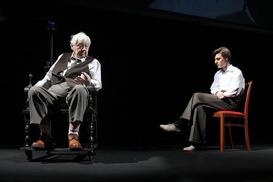 Олег Табаков и его сын Павел в спектакле &laquo;Дракон&raquo; Константина Богомолова в МХТ, 2017 год