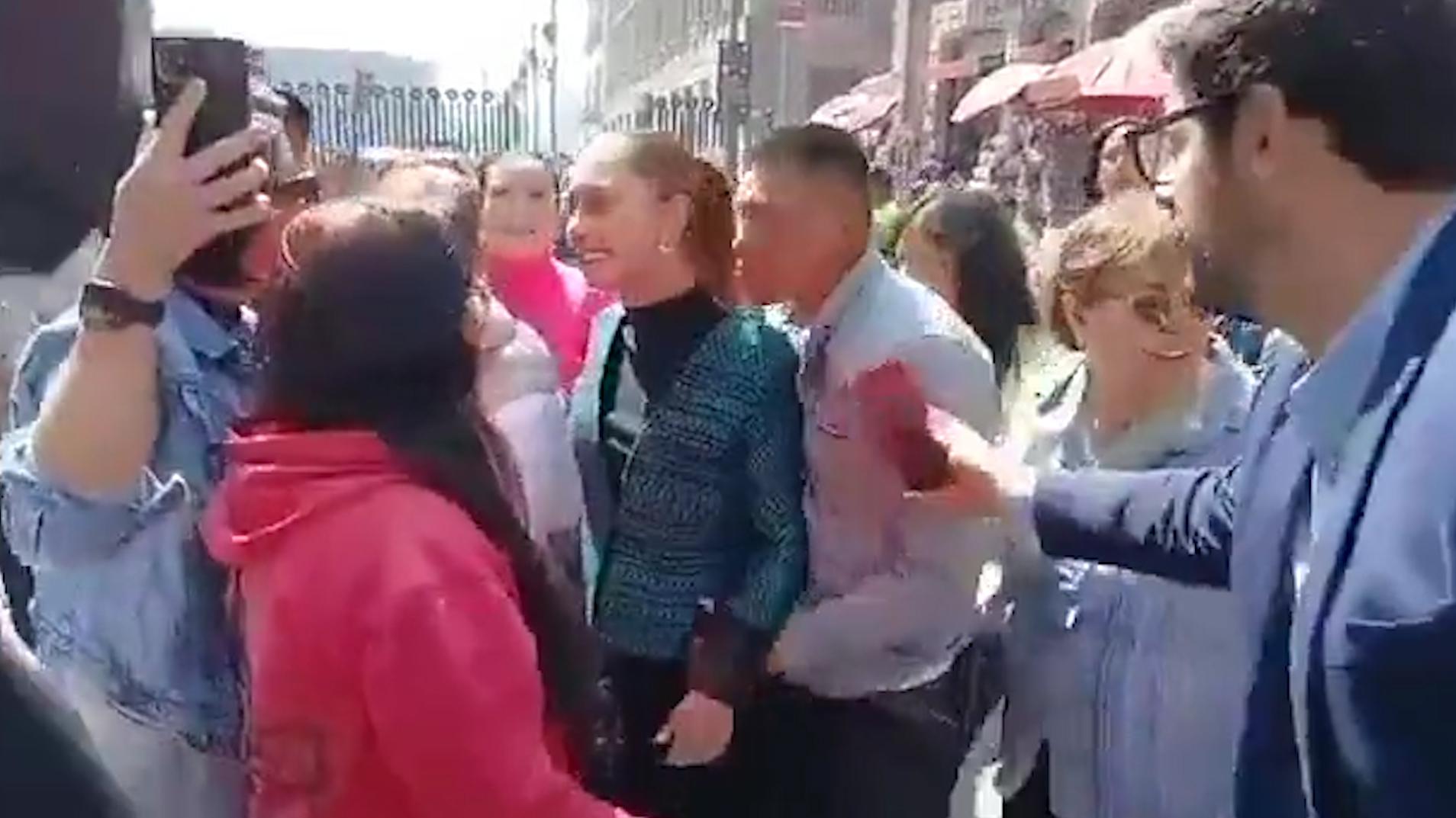 Мужчина домогался до президента Мексики во время ее общения с жителями